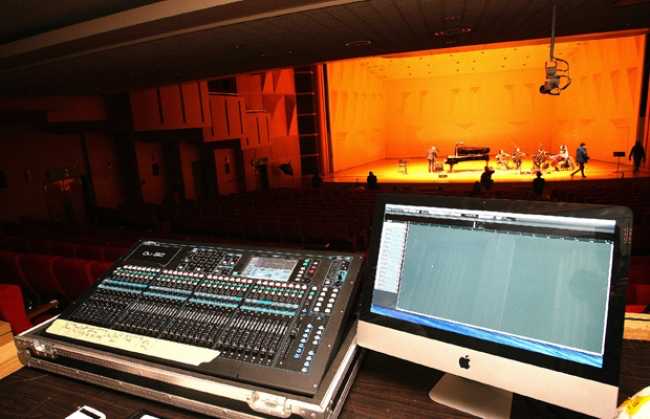 Qu-32 performs at piano concert