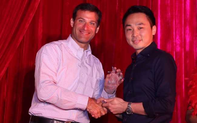 Kramer presents Award of Excellence to E&E